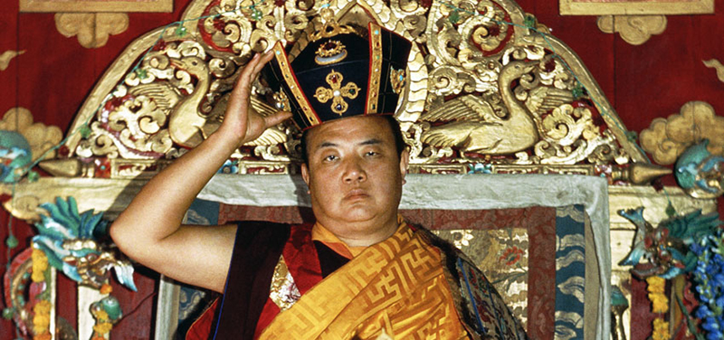 16e Karmapa Rangjung Rigpe Dorje portant la coiffe noire