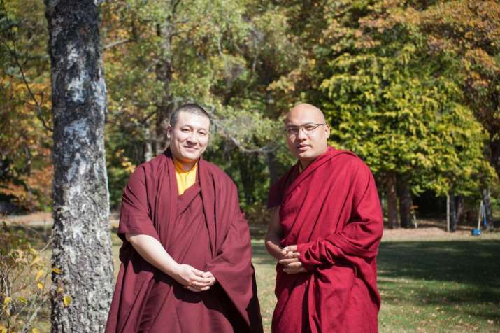 Les deux Karmapas Trinley Thaye Dorje gauche et Ogyen Trinley Dorje droite se sont rencontrs dans un lieu tenu secret en France