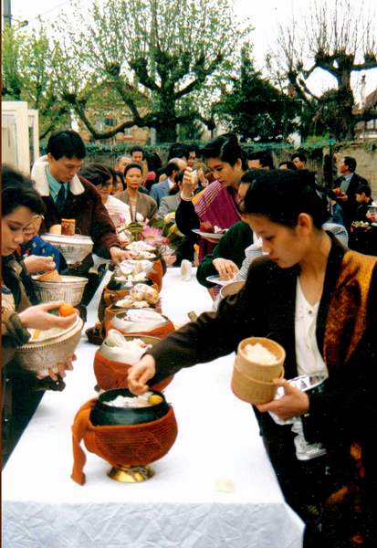 Offrande de nourriture lors de la célébration de Vesak à la pagode laotienne de Saint-Leu-la-Forêt